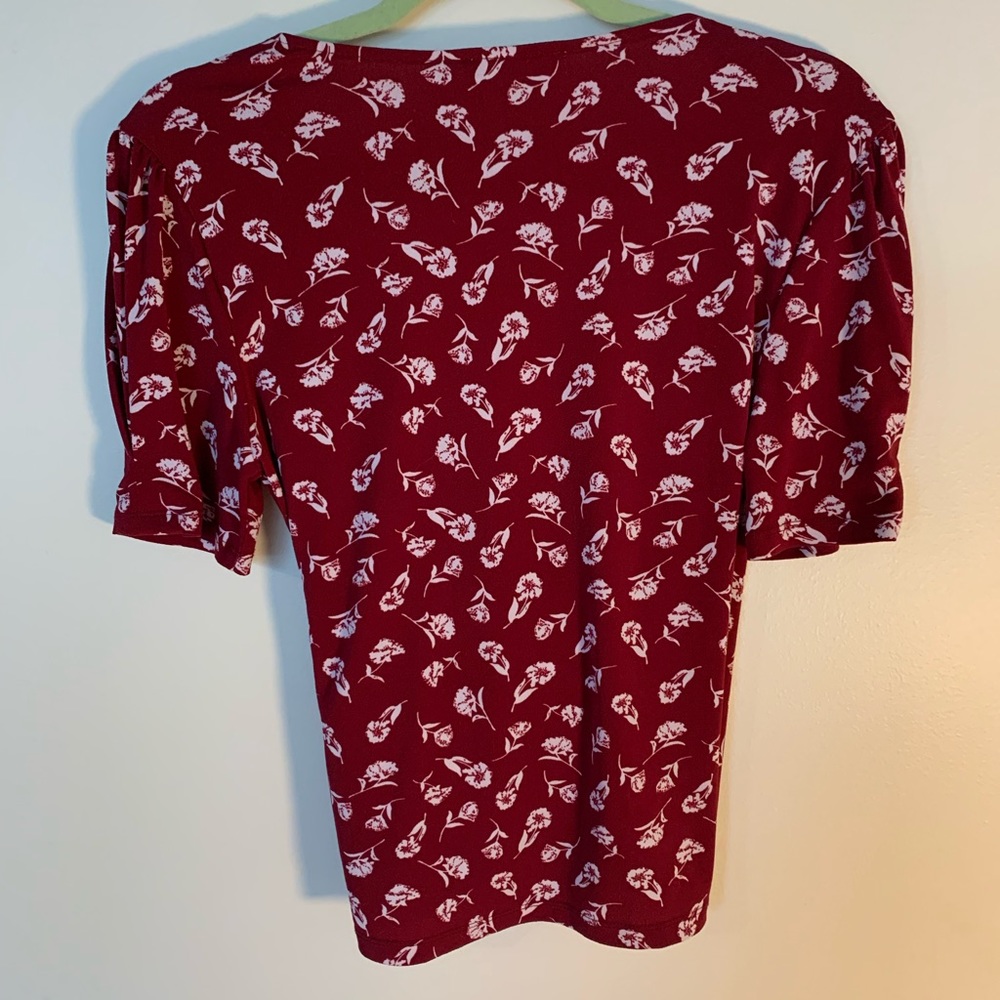 Red cropped tie top with white flowers - Picture 2 of 2